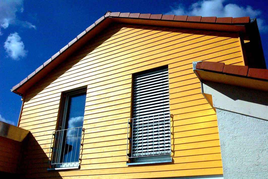 
    
            
                    Zu heiß im Haus oder im Büro? Innenjalousien oder Rollos helfen da kaum. Nützlich dagegen sind hochwertige Isolierfenster, eine Außenverschattung und eine gute Dach- und Fassadendämmung.
                
        

