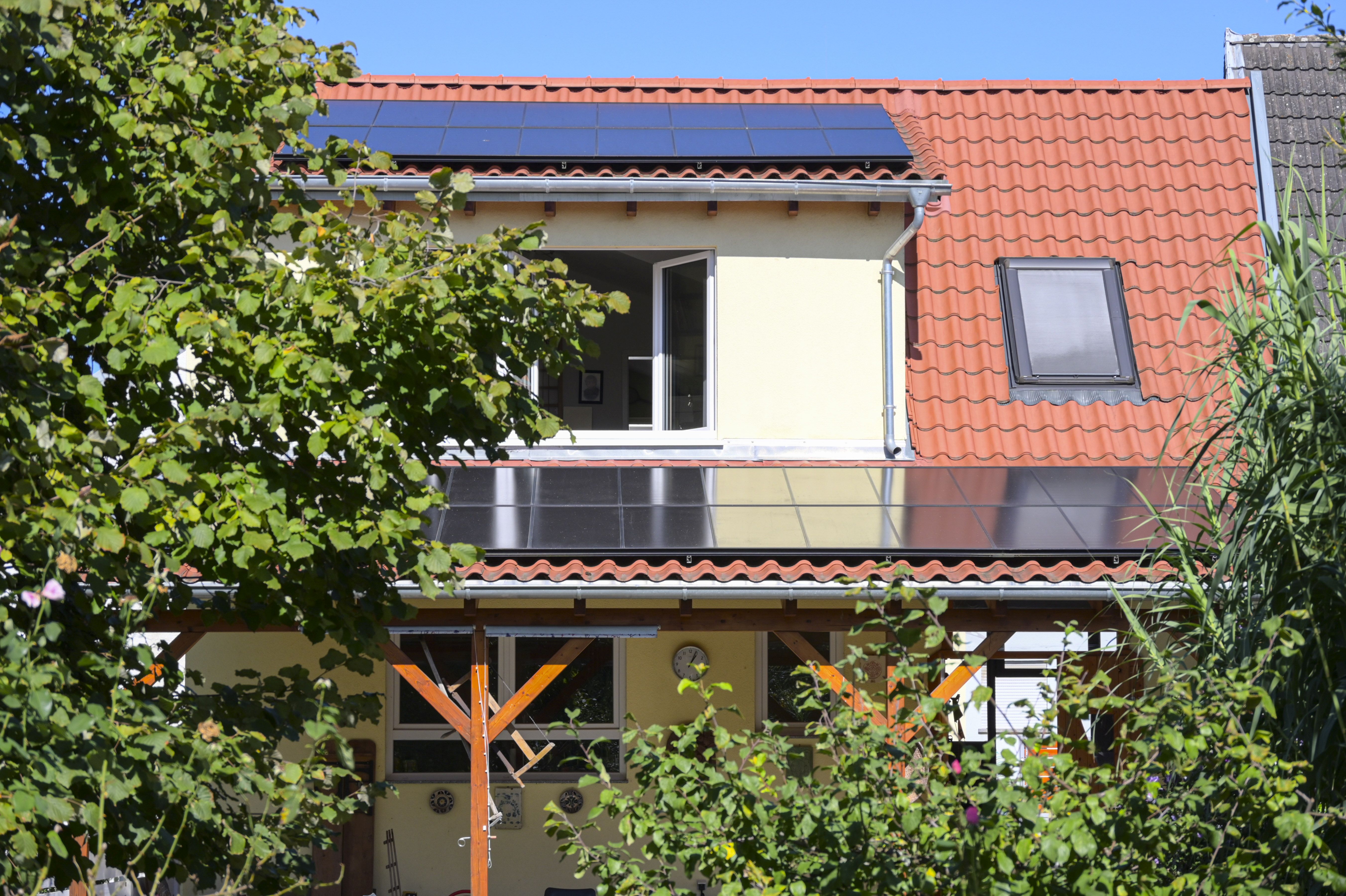 
    
            
                    Ein 120 Jahre altes umfassend saniertes Haus in Plankstadt – erneutes Dach und Außenwände gedämmt, neue dreifachverglaste Fenster und eine Photovoltaik-Anlage mit insgesamt 9,9 kWp starken Leistung
                
        
