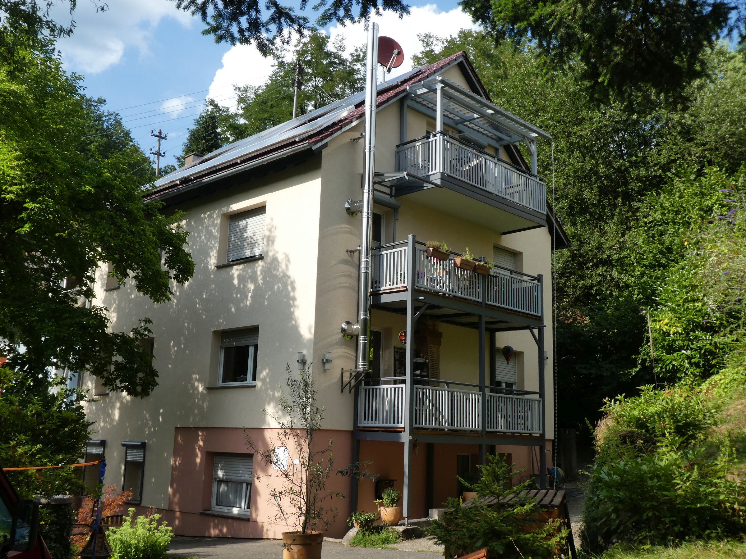 
    
            
                    Energetisch auf Vordermann gebracht - nahezu alle Bauteile der Gebäudehülle dieses Zweifamilienhauses in Heidelberg wurden modernisiert und die Heizungsanlage erneuert.
                
        
