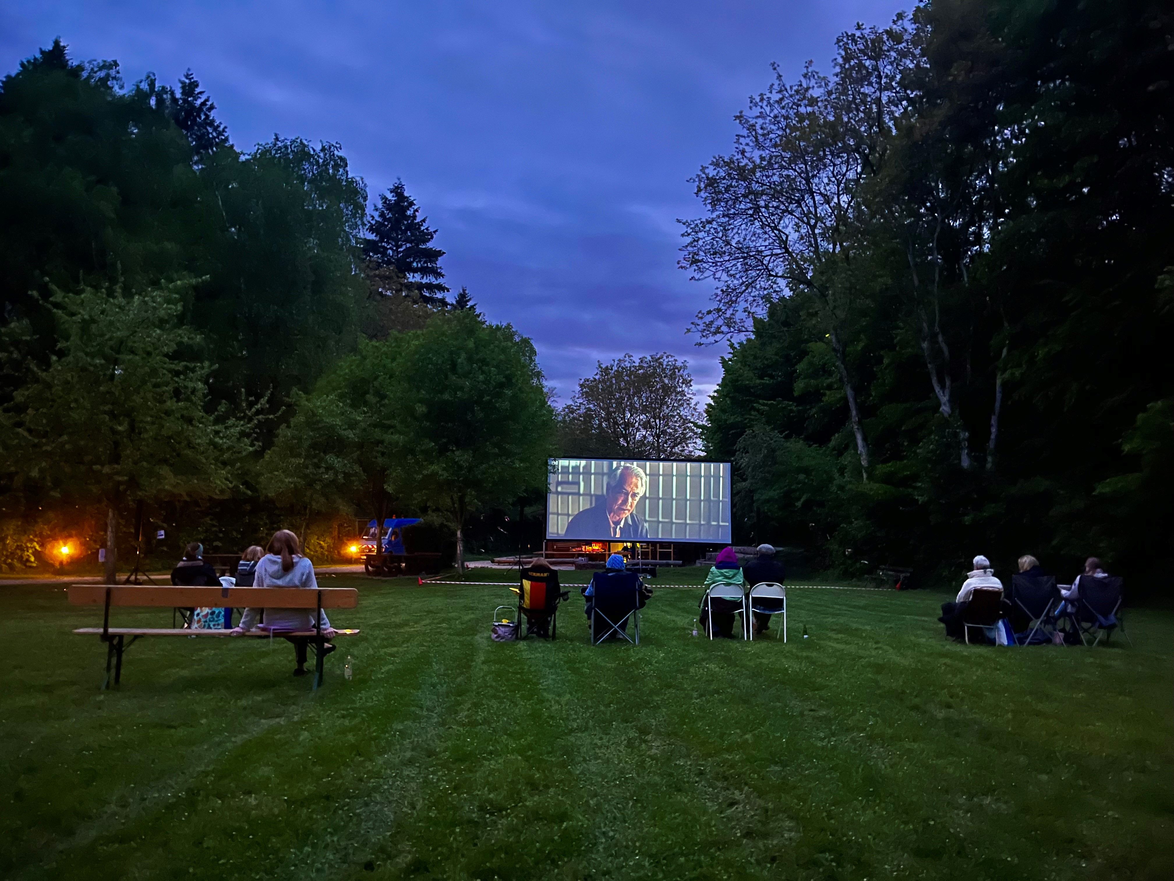 
    
            
                    Trotz des Wetters genießen die Besucher/innen das Open-Air-Kino am Brunnenfeld
                
        
