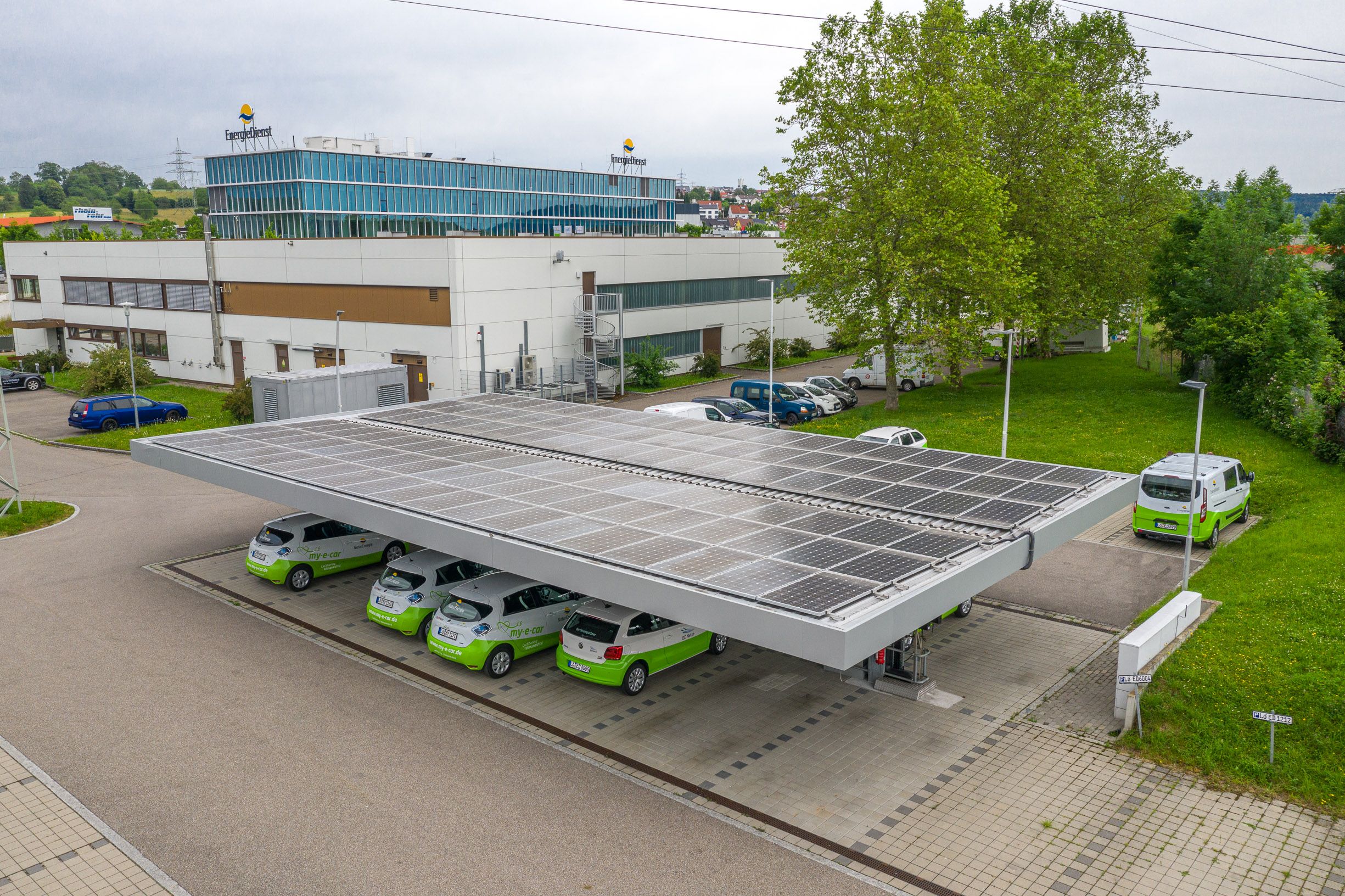 
    
            
                    Hier gehen Energie- und Verkehrswende Hand in Hand. In Zukunft tanken E-Autos idealerweise den Strom, der direkt über ihren Dächern lokal erzeugt wird!
                
        

