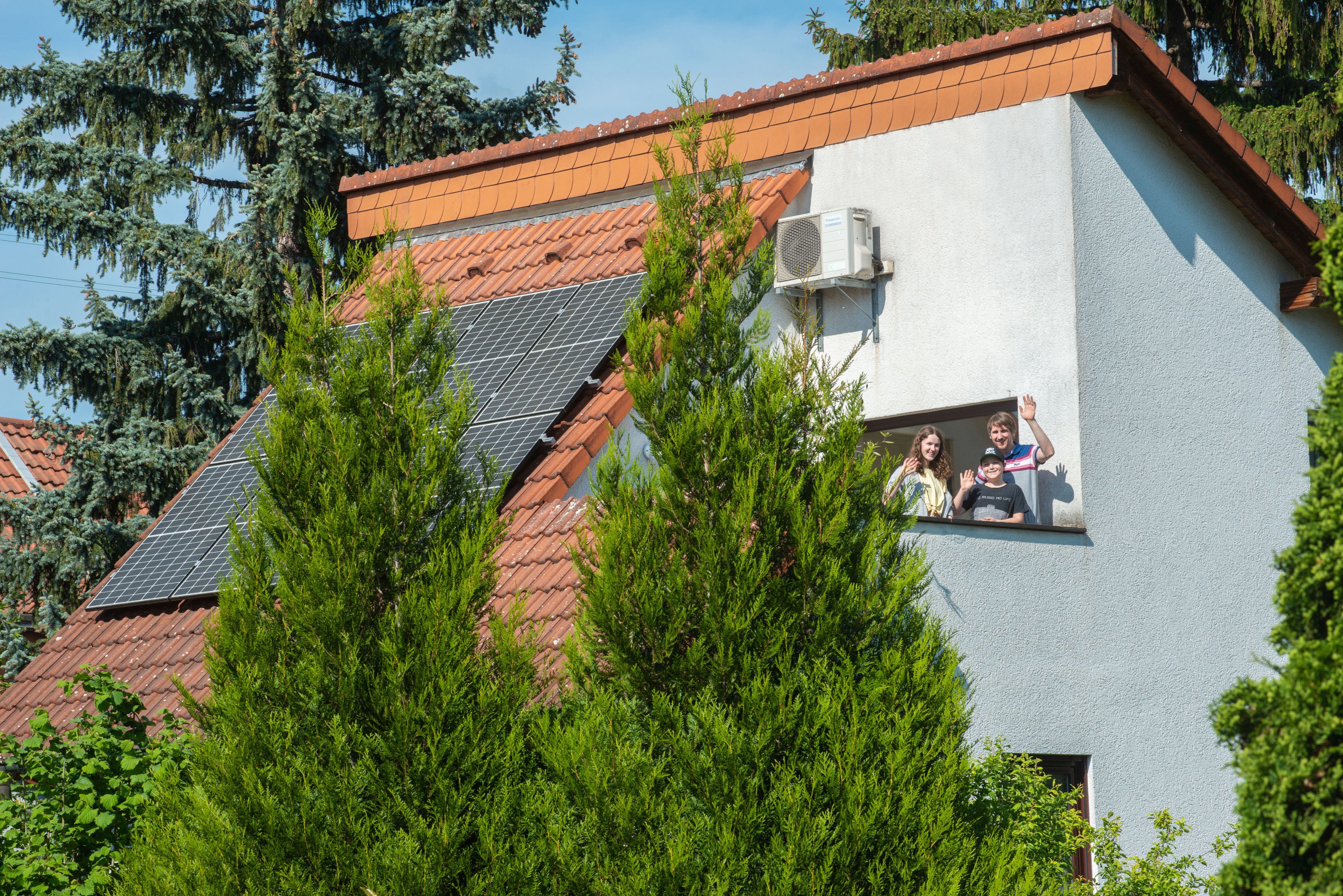 
    
            
                    PV-Anlage auf dem Einfamilienhaus erzeugt fast die doppelte Menge des verbrauchten Stroms der fünfköpfigen Familie aus Heidelberg
                
        
