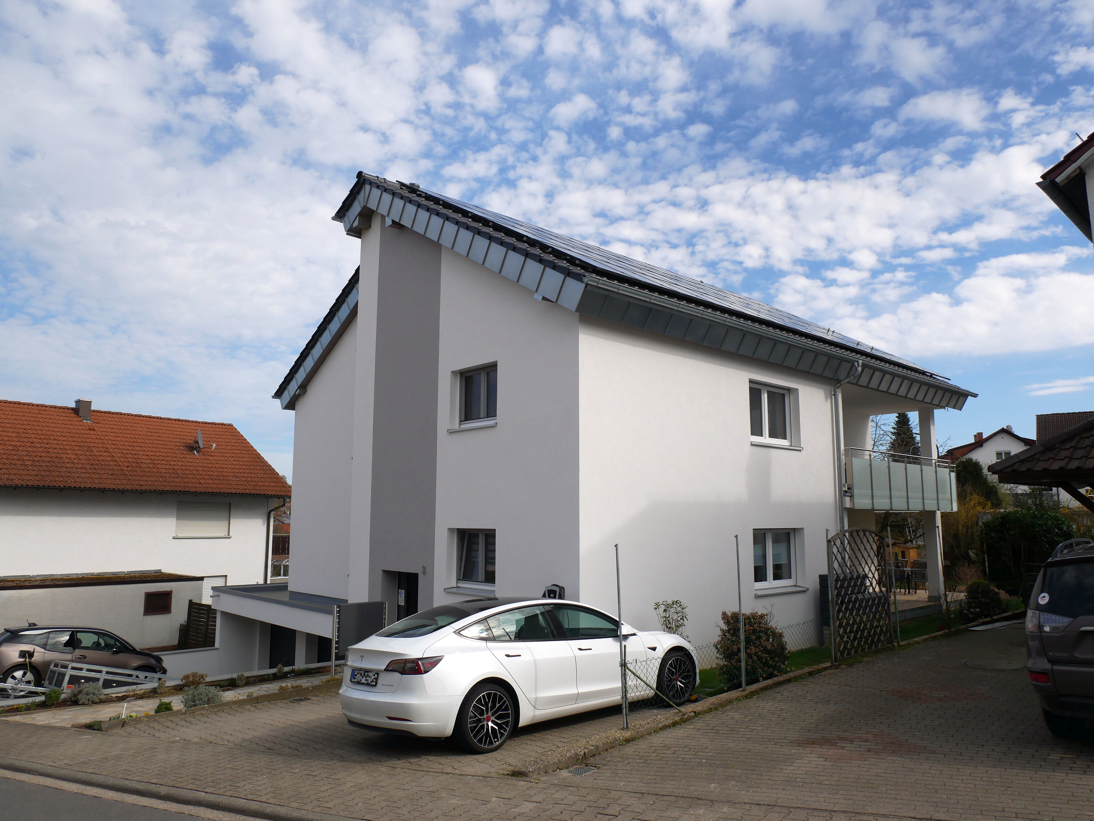 
    
            
                    Das Zweifamilienhaus aus 80er Jahren in Dielheim wurde umfassend saniert und gedämmt. Das Dach erhielt eine 18 cm dicke Aufdachdämmung mit PU-Hartschaum sowie eine 16 Zentimeter starke Zwischensparrendämmung aus Mineralfaser
                
        
