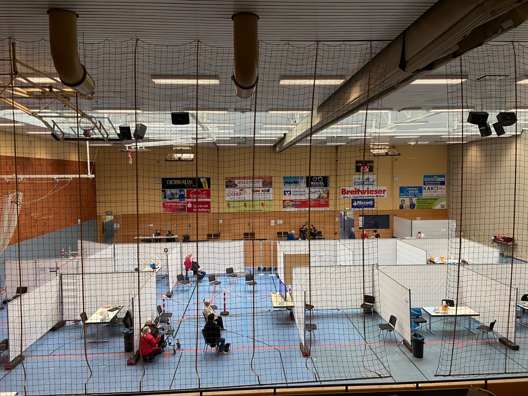 
    
            
                    Foto: Unterteilung der Olympiahalle in Wartebereich, Behandlungsräume, Nachbeobachtung und Logistikfläche. (Foto: Gemeindeverwaltung)
                
        
