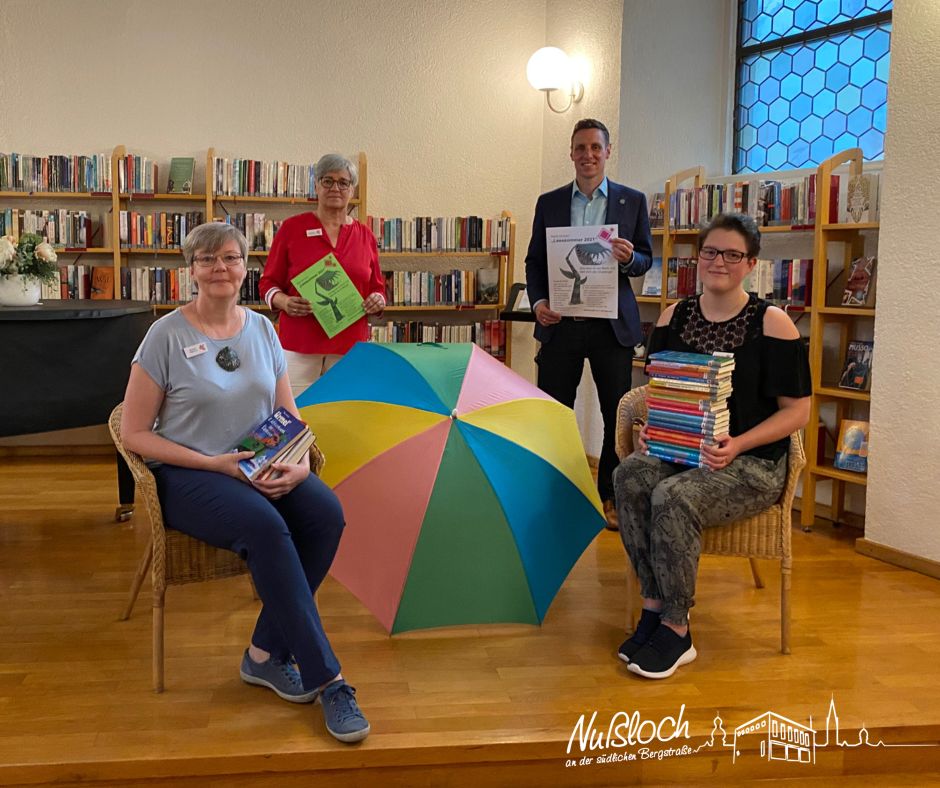 
    
            
                    Das Büchereiteam und Bürgermeister Förster freuen sich auf viele lesehungrige Kinder.
                
        
